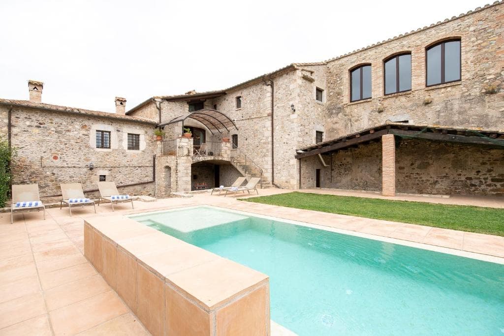 Pool und Fassade der Finca