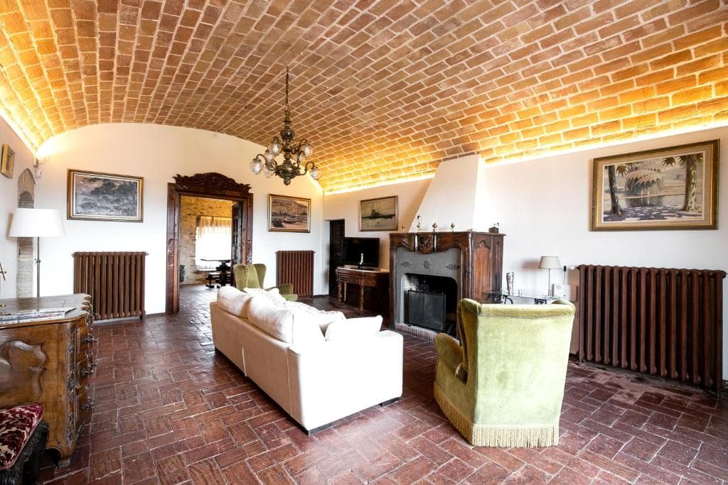 Wohnzimmer mit Gewölbedecke und Kamin